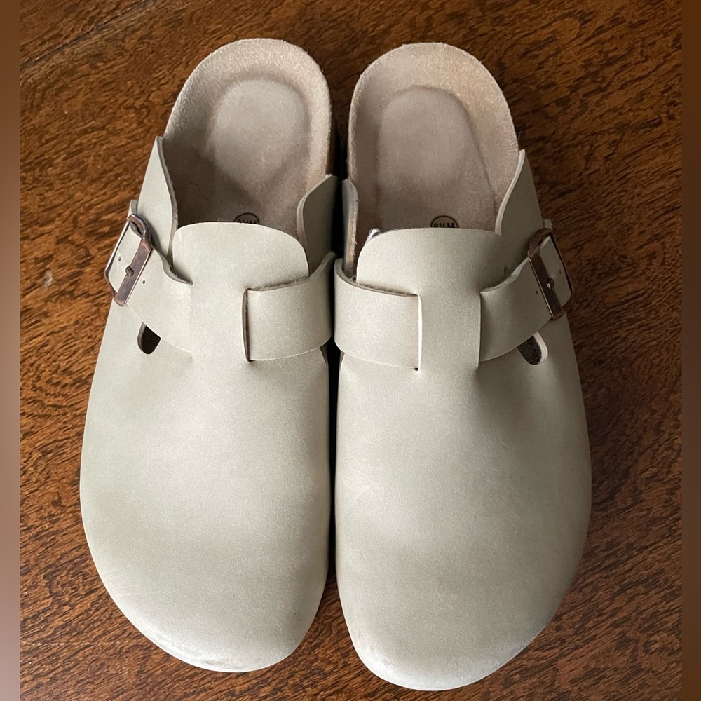 Cushionaire Sandstone Clogs with Buckle